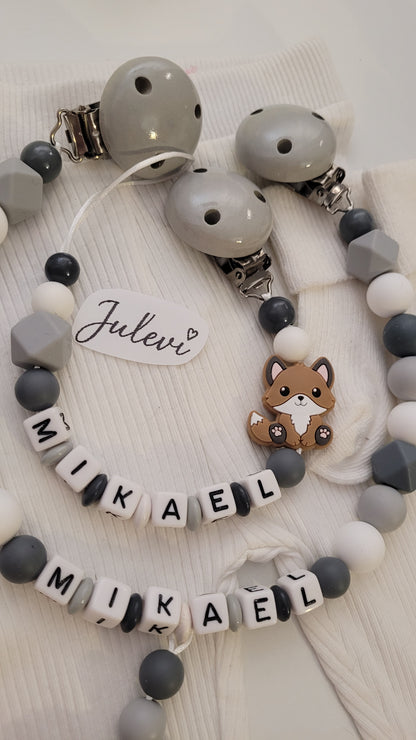 Kinderwagenkette & Schnullerkette mit Namen Fuchs grau