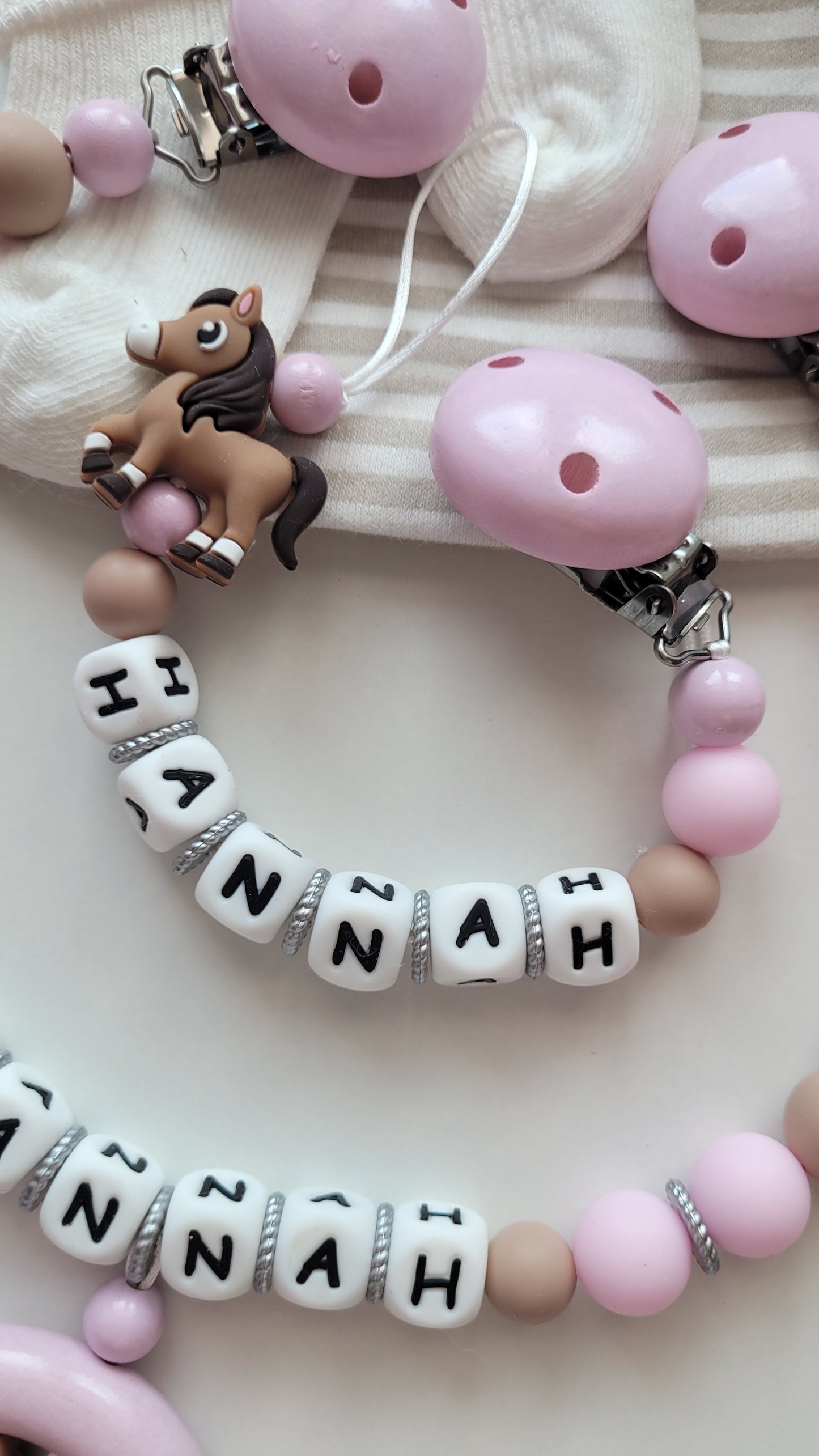 Kinderwagenkette & Schnullerkette mit Namen Pferd & i love Mom und Dad rosa weiss