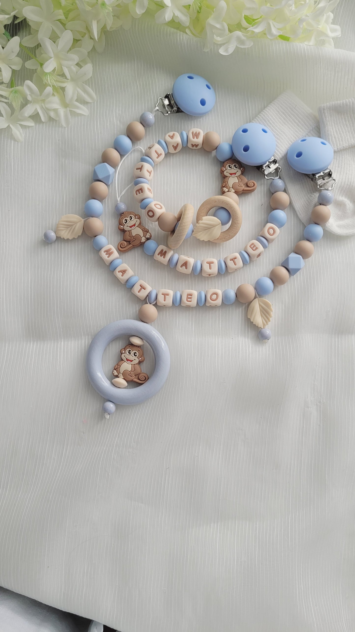 3tlg.Set Schnullerkette Kinderwagenkette & Greifring mit Namen Äffchen hellblau beige