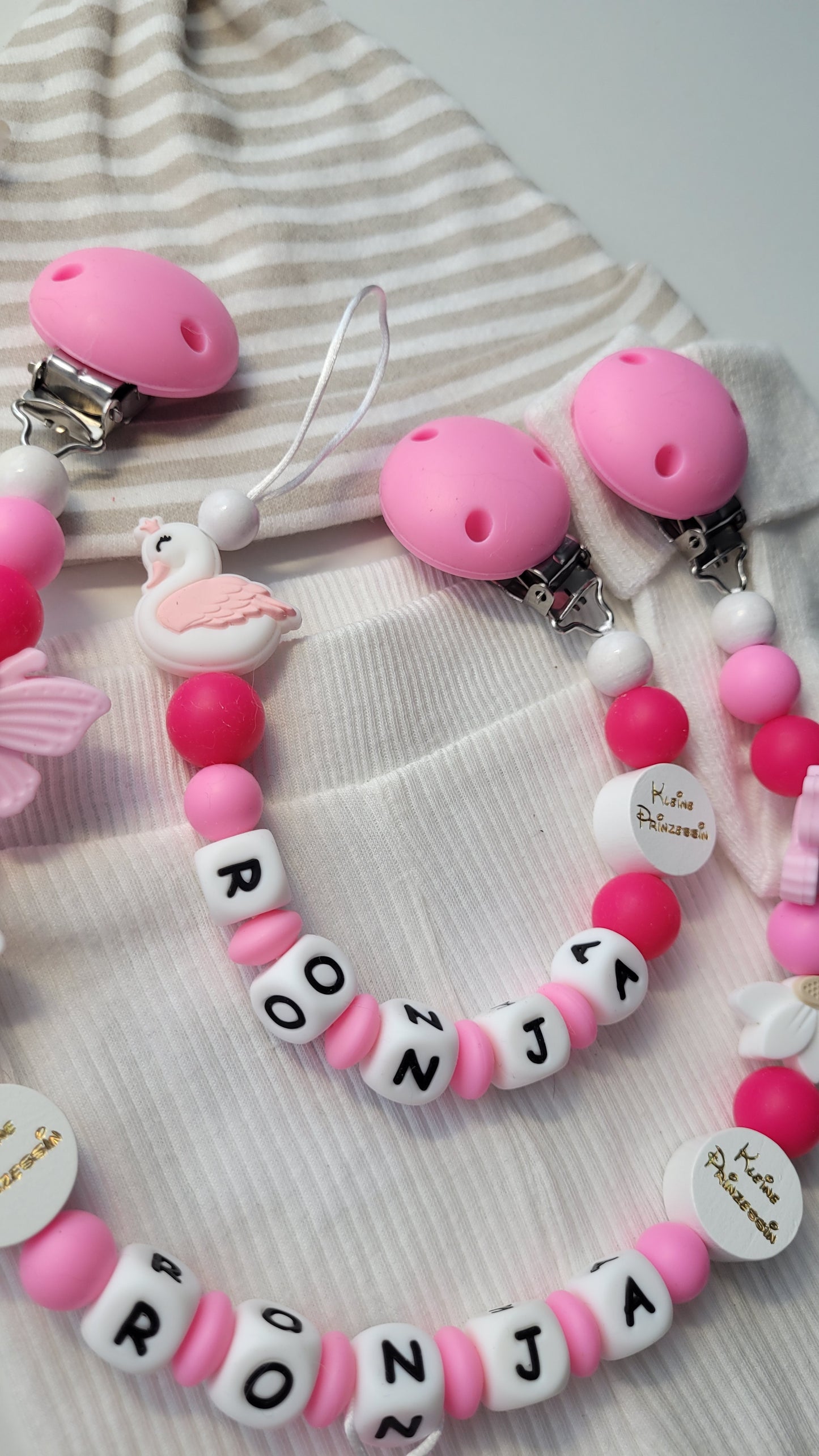3er Set Schnullerkette Kinderwagenkette & Greifring Schwan & Blumen pink