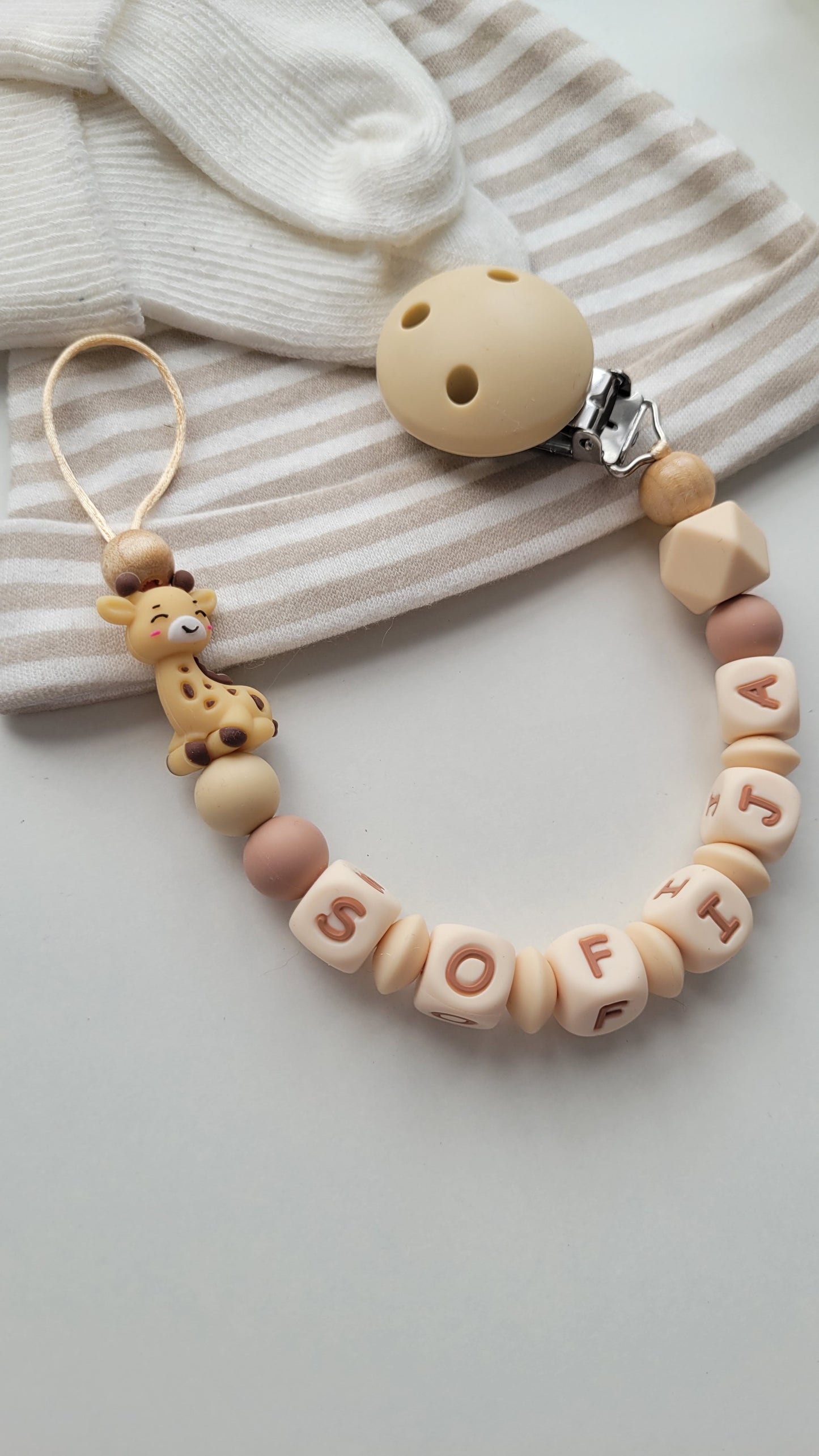 Kinderwagenkette & Schnullerkette mit Namen Giraffen beige braun