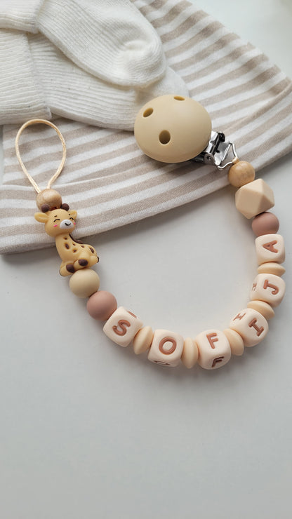 Kinderwagenkette & Schnullerkette mit Namen Giraffen beige braun