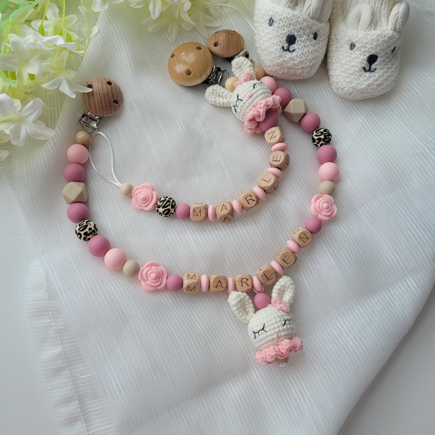 Kinderwagenkette & Schnullerkette mit Namen Hasen gehäkelt & Blumen leo apricot