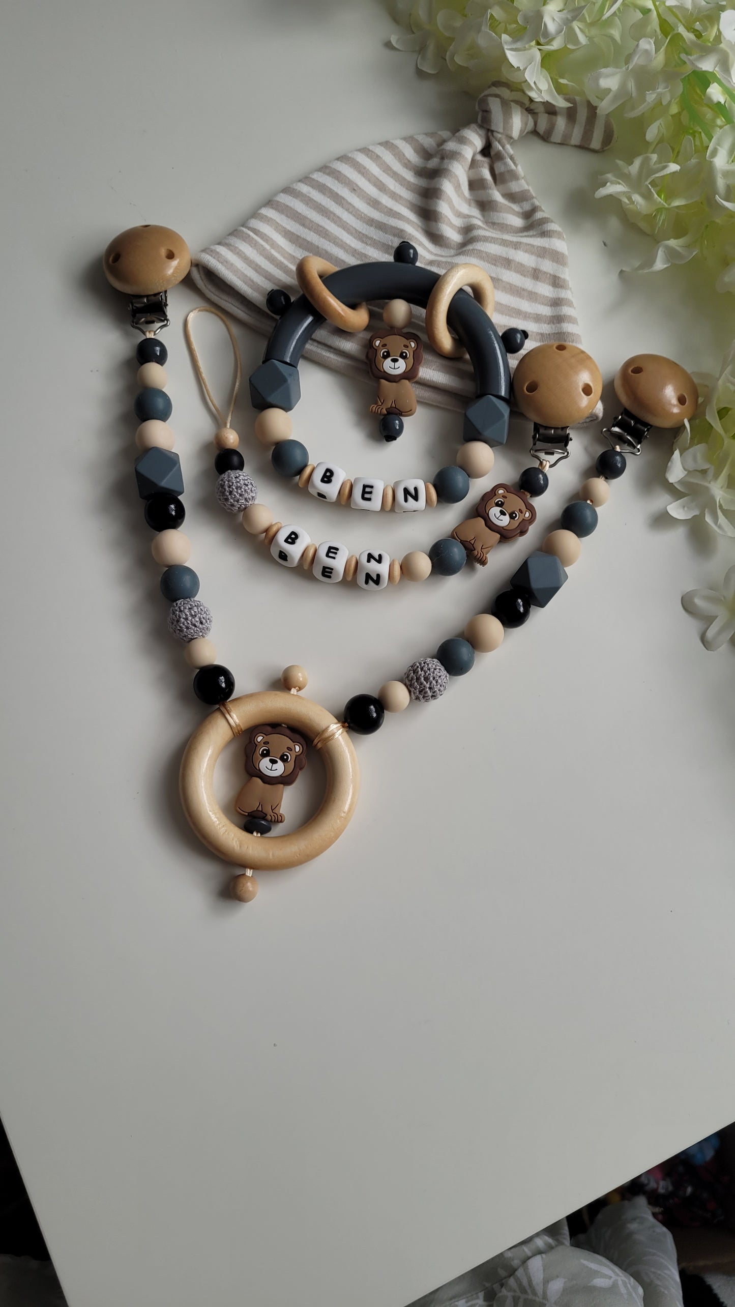 3tlg.Set Schnullerkette Kinderwagenkette & Greifring mit Namen Löwe beige grau