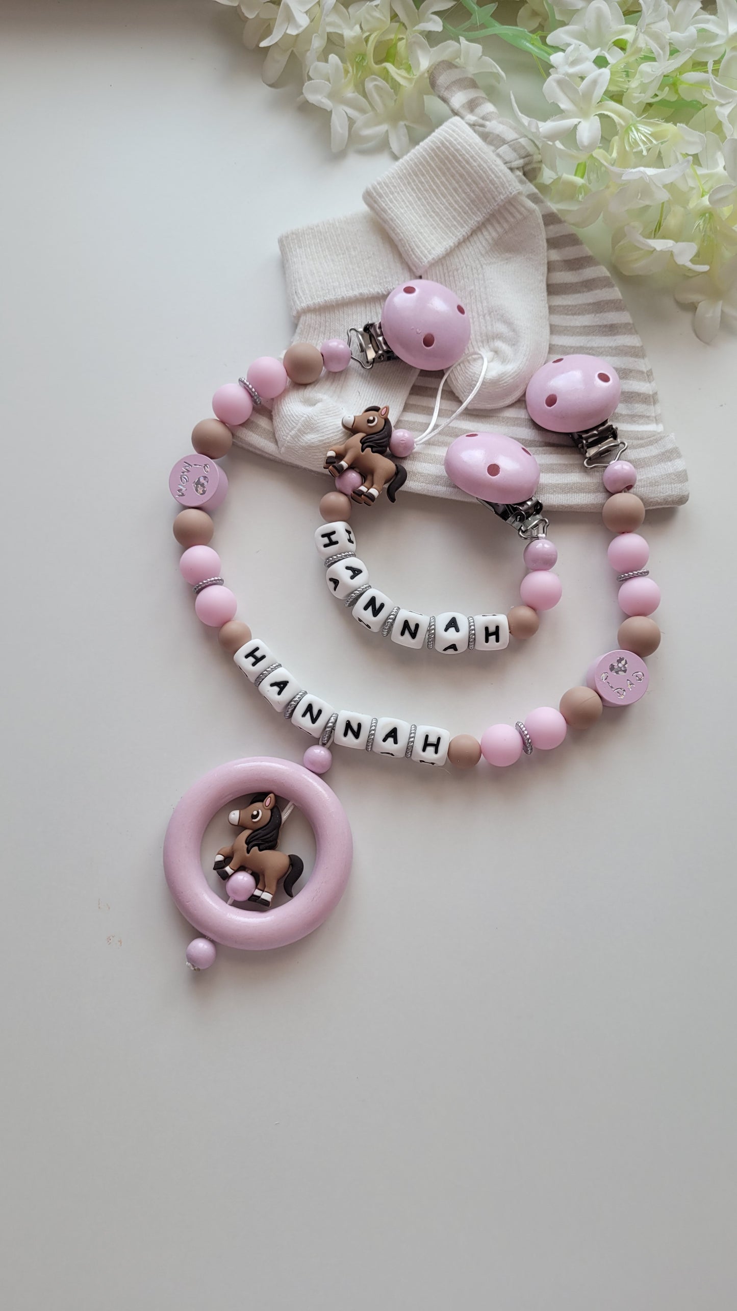 Kinderwagenkette & Schnullerkette mit Namen Pferd & i love Mom und Dad rosa weiss