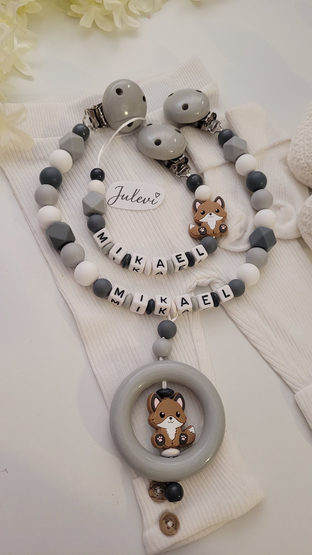 Kinderwagenkette & Schnullerkette mit Namen Fuchs grau