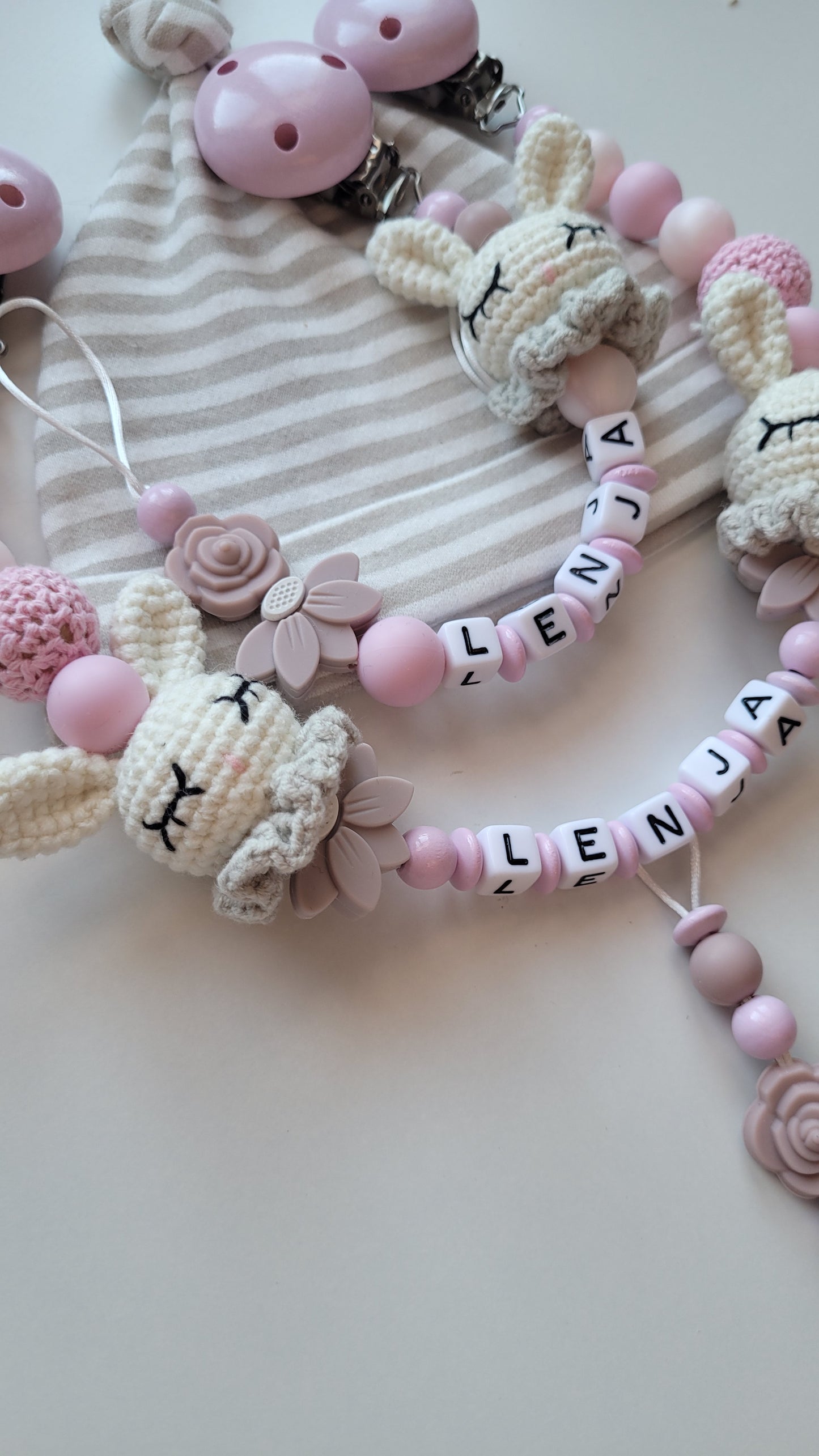 Kinderwagenkette & Schnullerkette mit Namen Hasen gehäkelt & Blumen rose