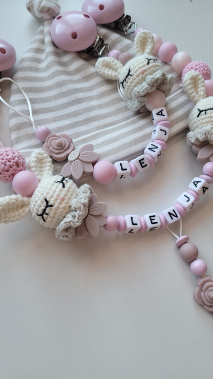 Kinderwagenkette & Schnullerkette mit Namen Hasen gehäkelt & Blumen rose
