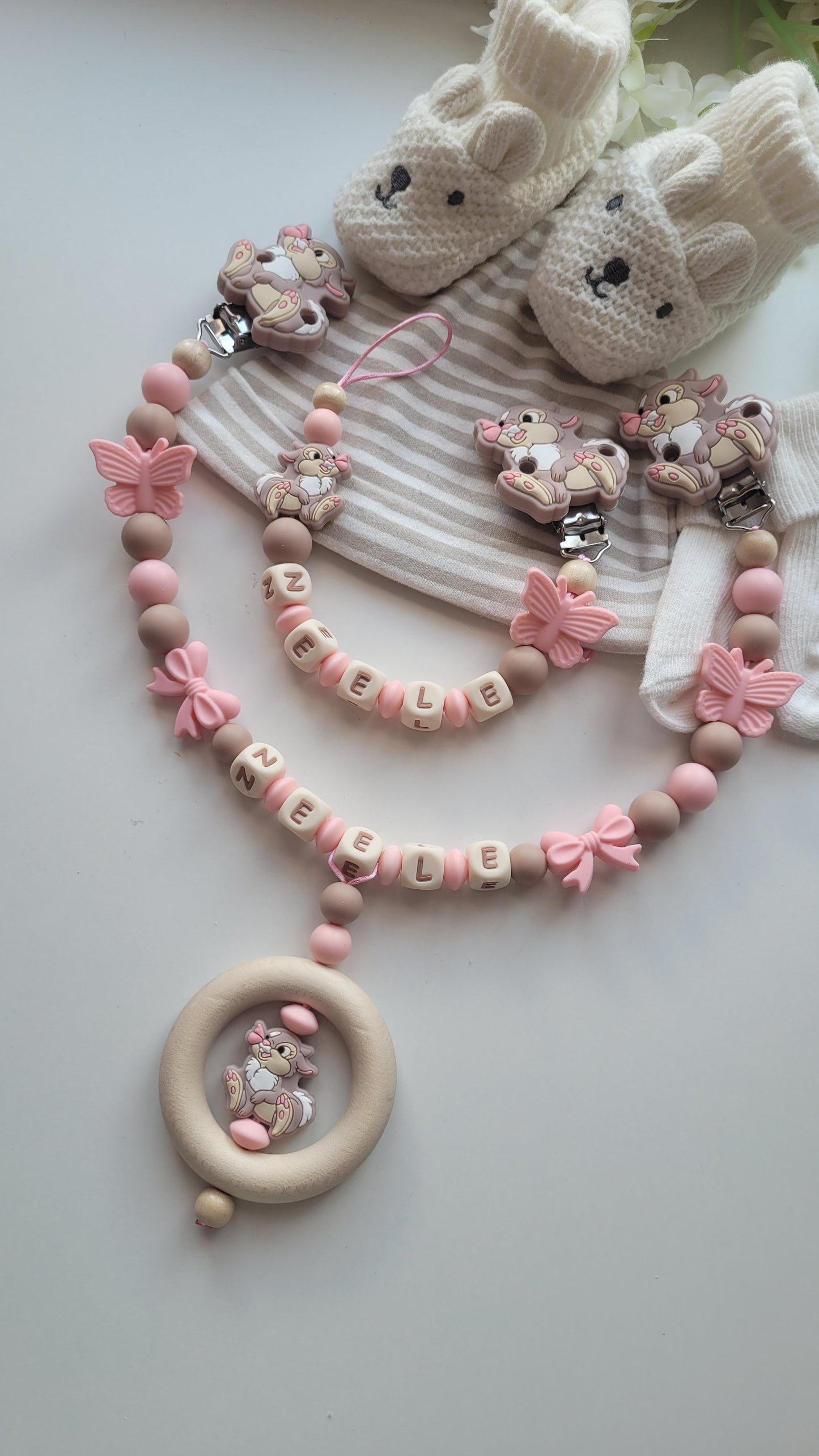 Kinderwagenkette & Schnullerkette mit Namen Hase Schmetterling apricot taupe