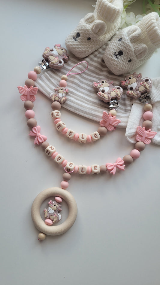 Kinderwagenkette & Schnullerkette mit Namen Hase Schmetterling apricot taupe