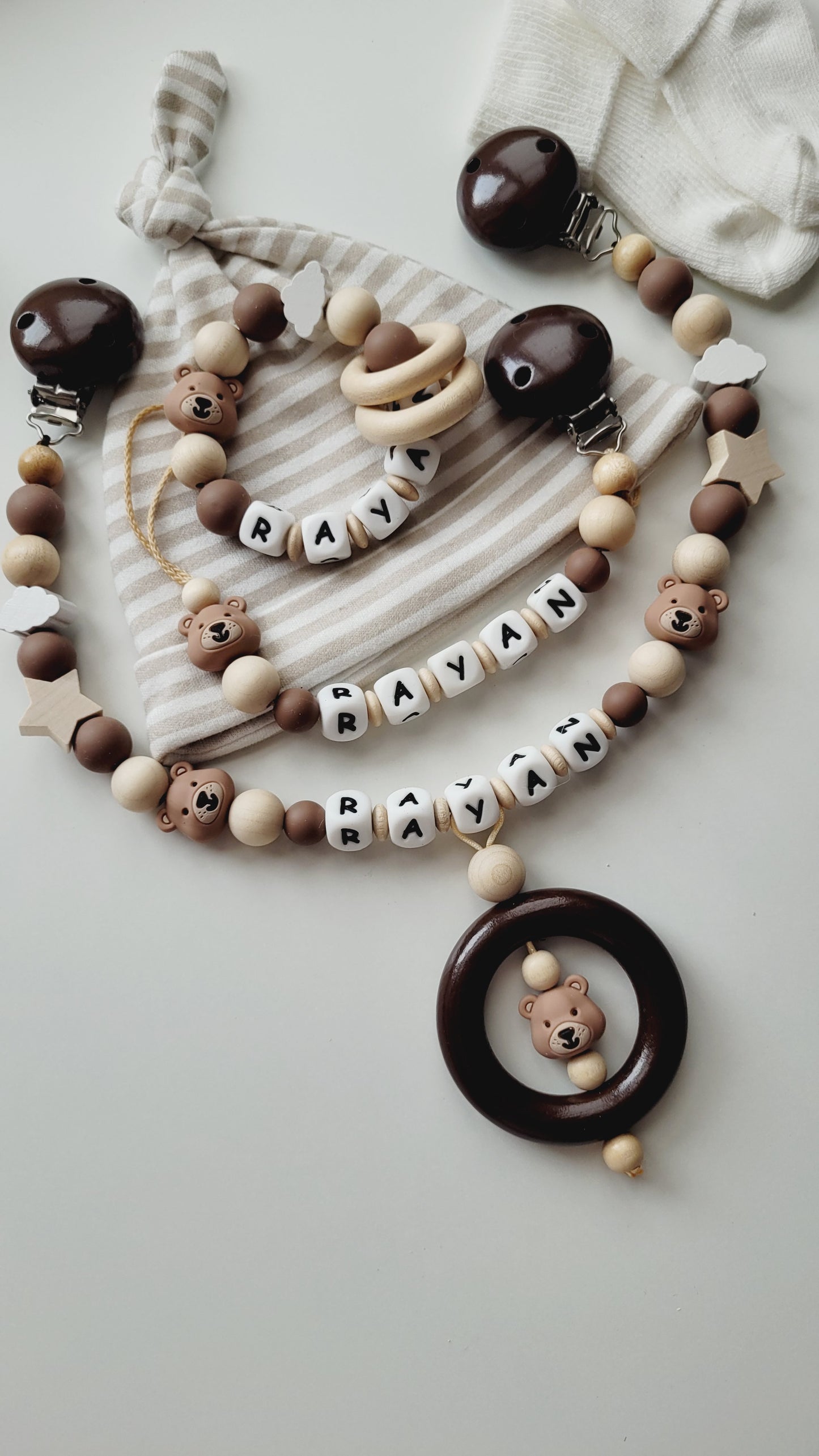 Schnullerkette Kinderwagenkette & Beissring mit Namen Teddybär Sterne & Wolken beige braun