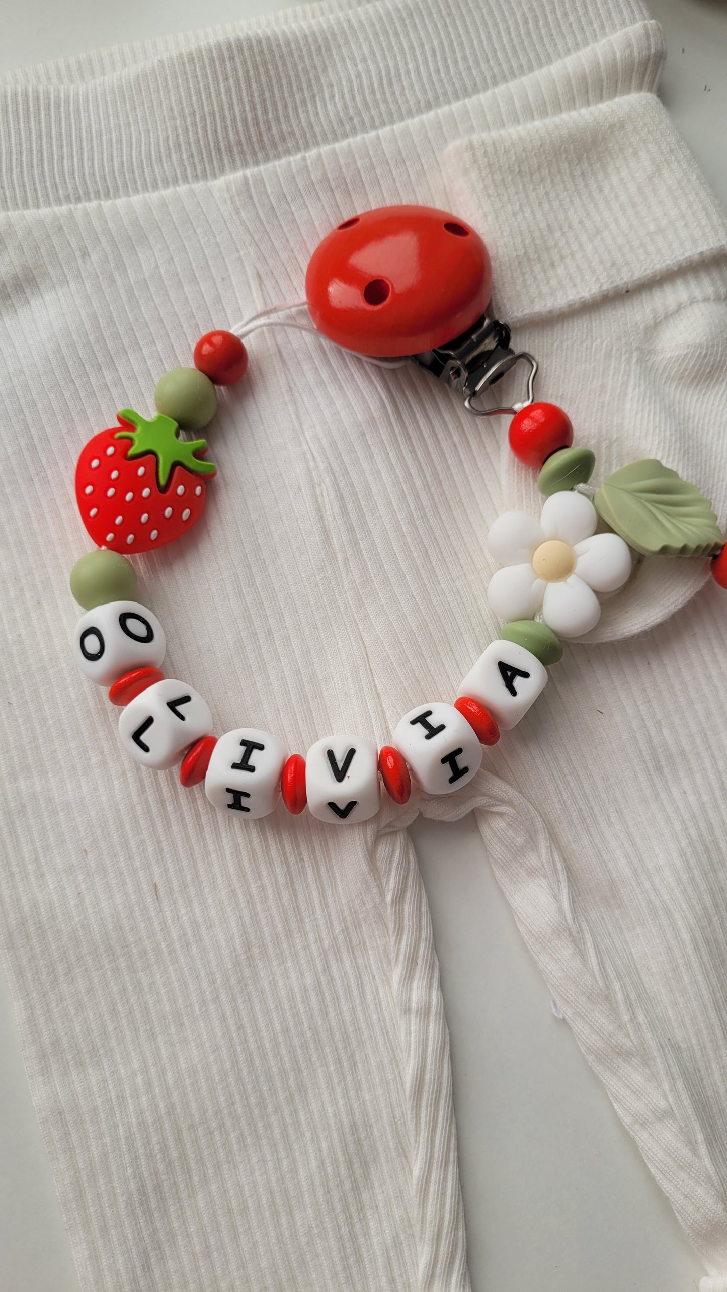 Kinderwagenkette & Schnullerkette mit Namen Erdbeere & Blume
