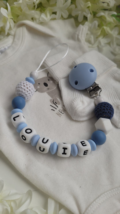 Schnullerkette mit Namen für Jungen blau weiß Häkelperlen
