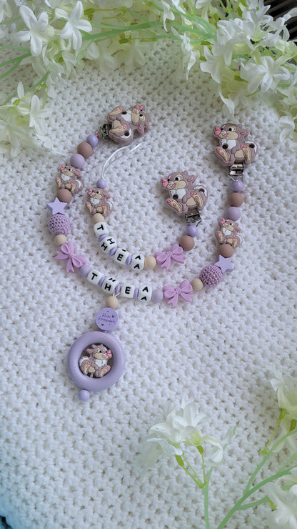 Kinderwagenkette & Schnullerkette mit Namen Hasen flieder