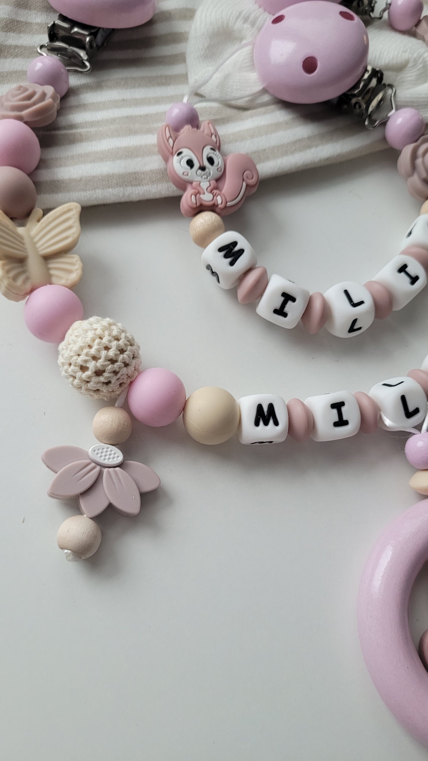 Kinderwagenkette & Schnullerkette mit Namen Eichhörnchen beige rosa