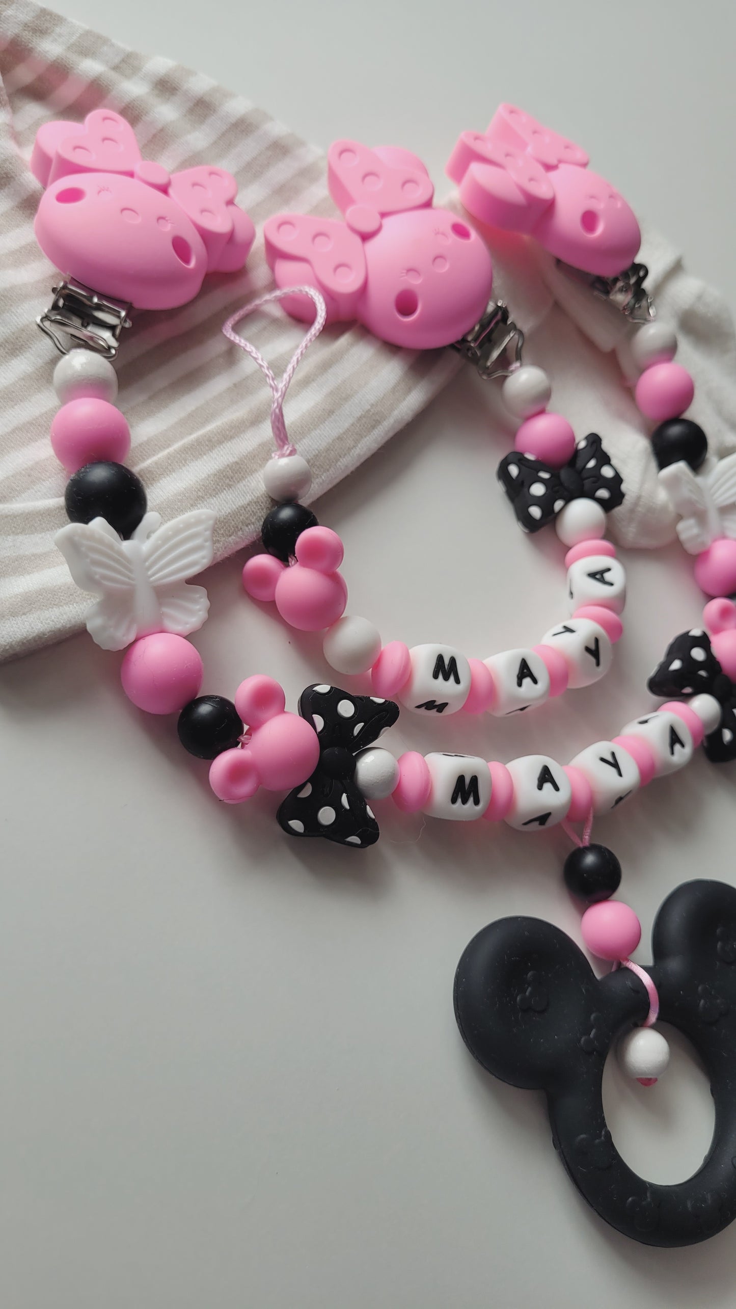Kinderwagenkette & Schnullerkette mit Namen für Mädchen Maus & Schmetterling pink schwarz