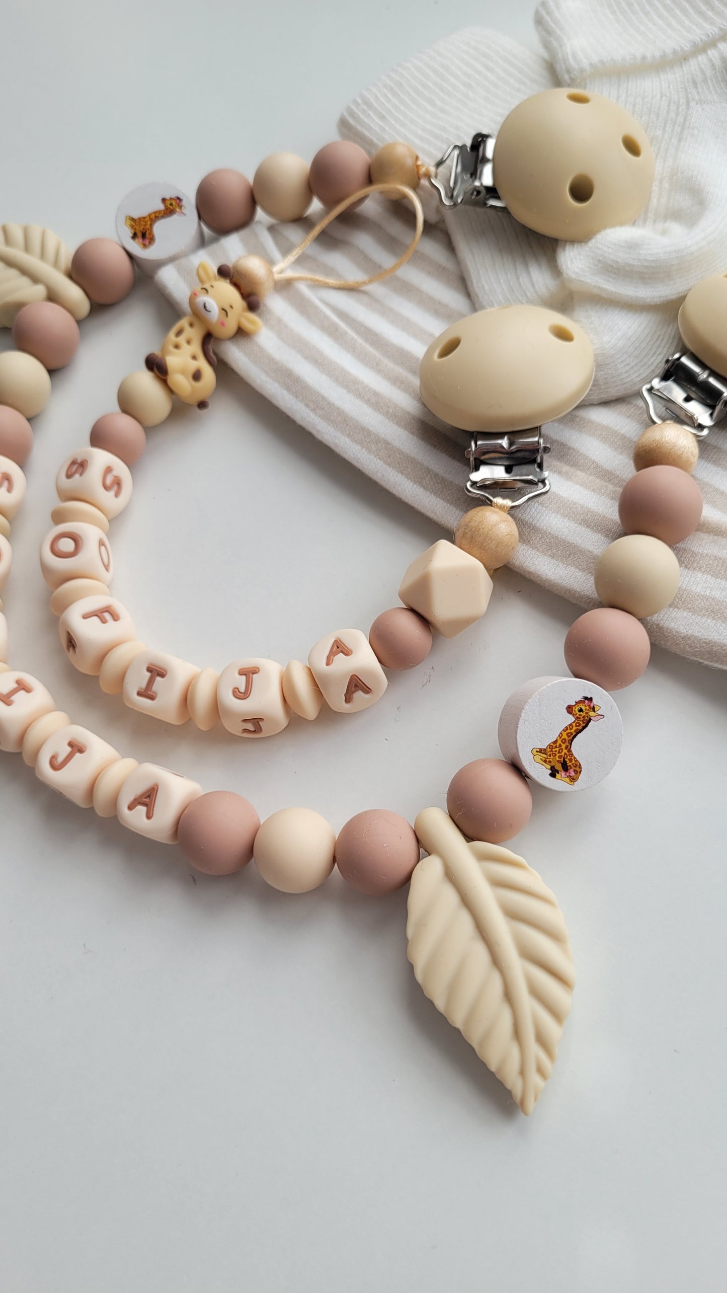 Kinderwagenkette & Schnullerkette mit Namen Giraffen beige braun