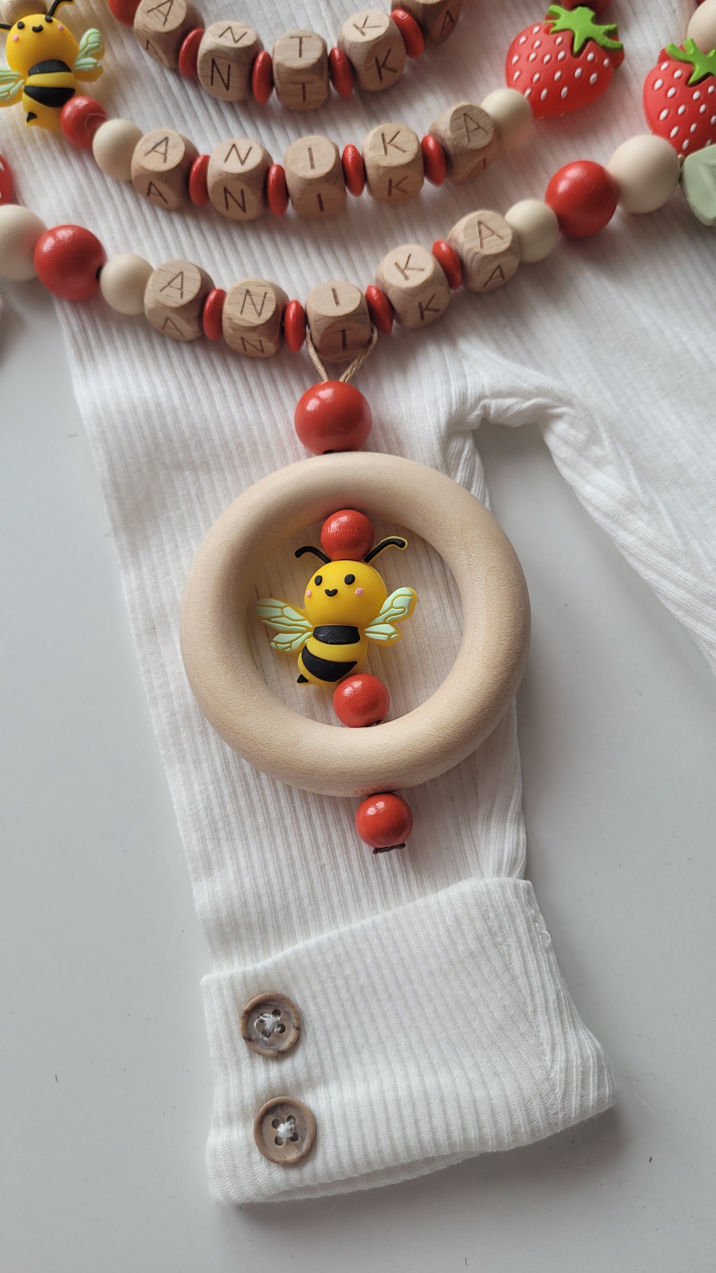 3er Set Kinderwagenkette & Schnullerkette + Greifring mit Namen für Mädchen Erdbeeren und Bienen