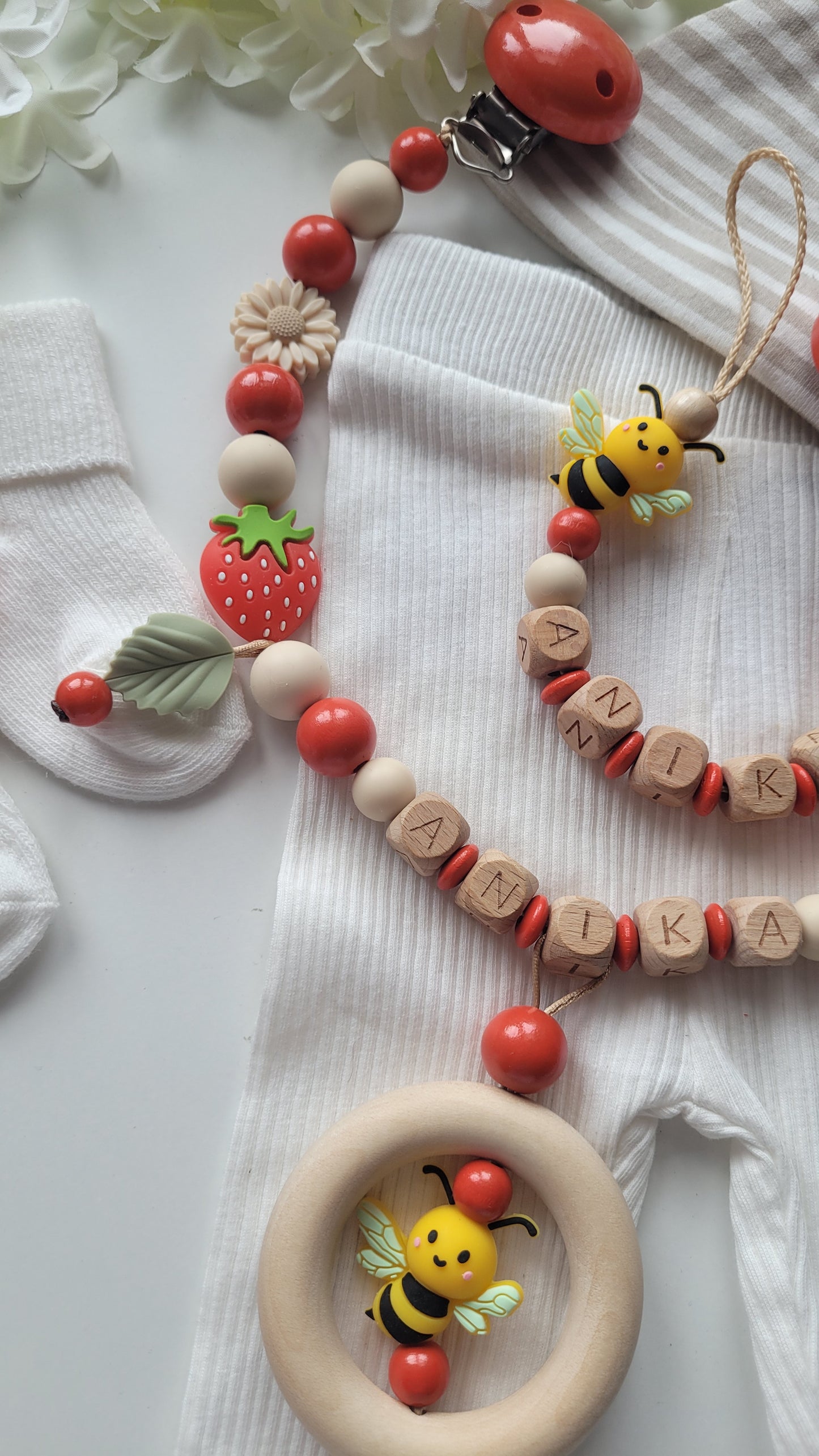 3er Set Kinderwagenkette & Schnullerkette + Greifring mit Namen für Mädchen Erdbeeren und Bienen