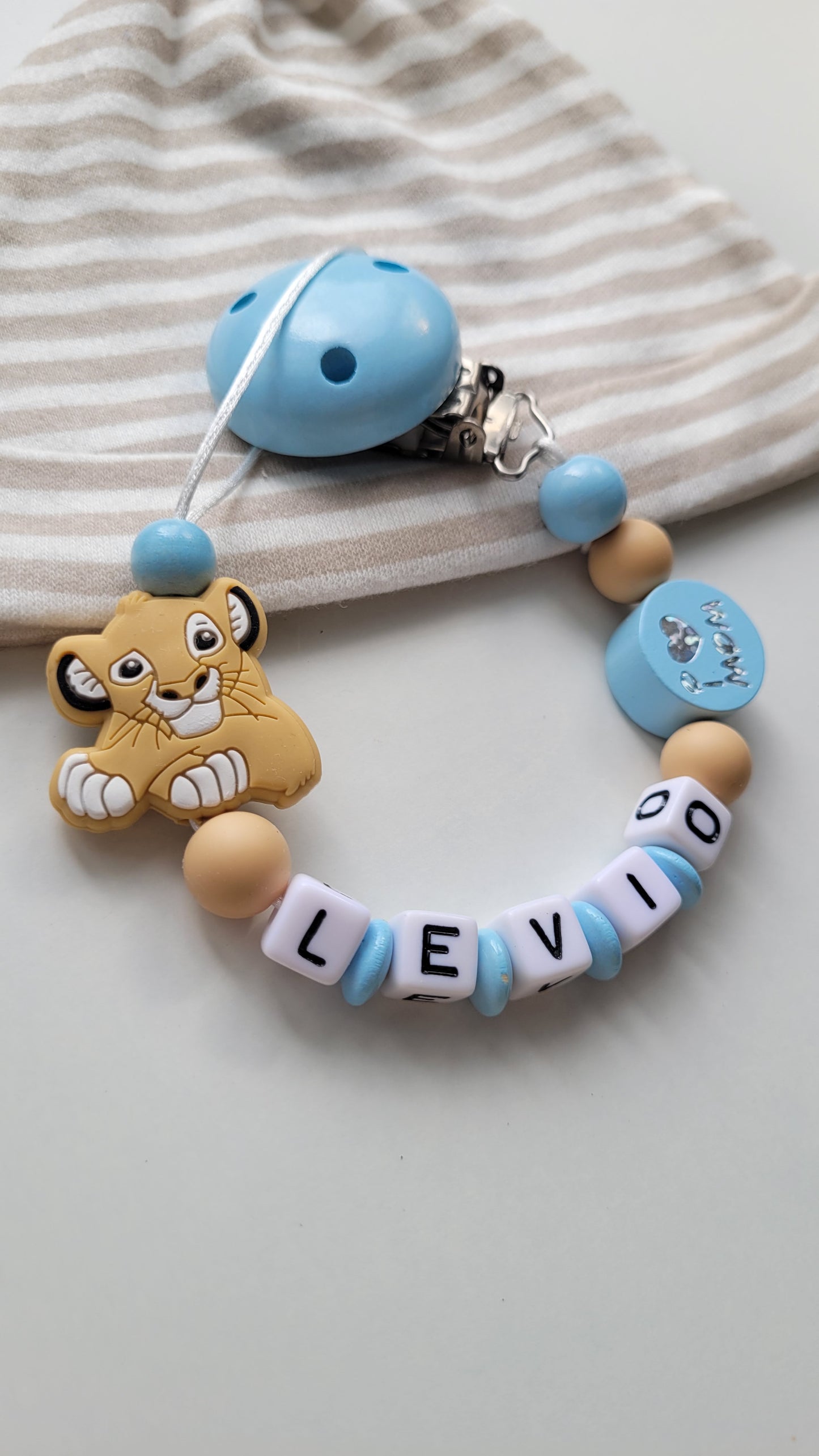 Schnullerkette mit Namen für Jungen Löwen blau beige weiss