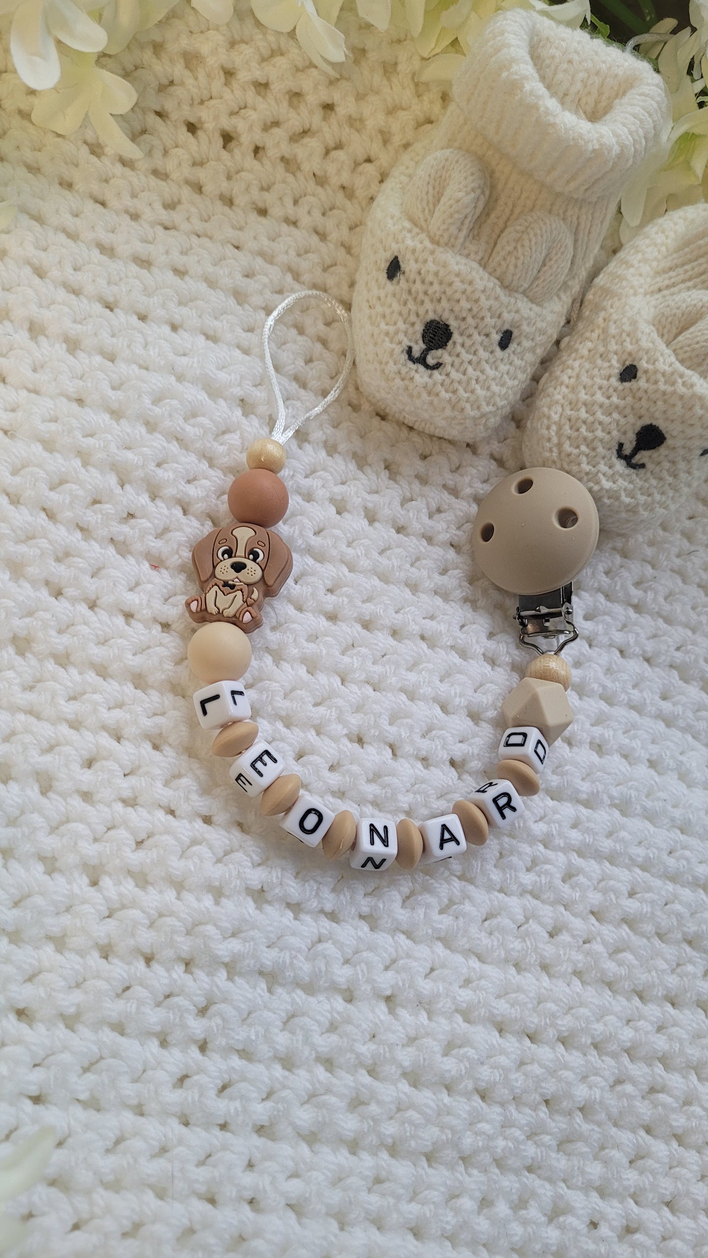 Schnullerkette für Jungen mit Namen Hund beige braun