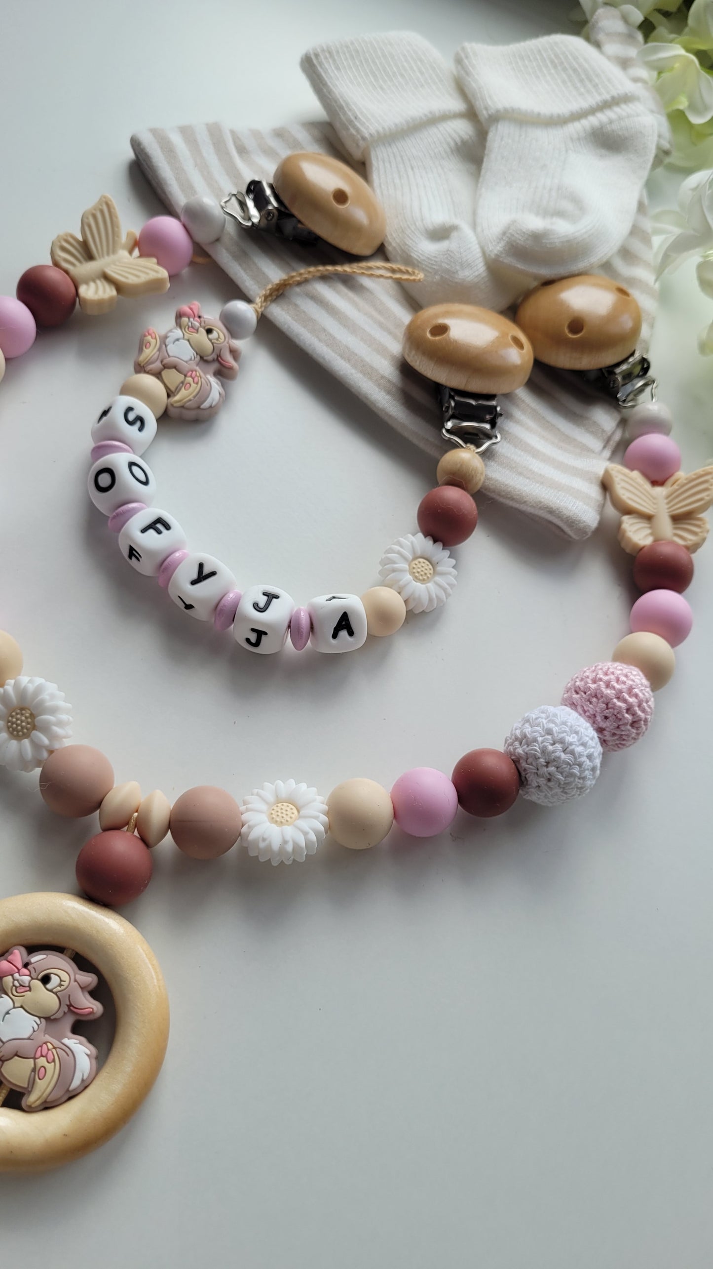 Kinderwagenkette & Schnullerkette mit Namen Schmetterling & Hase  beige braun rosa