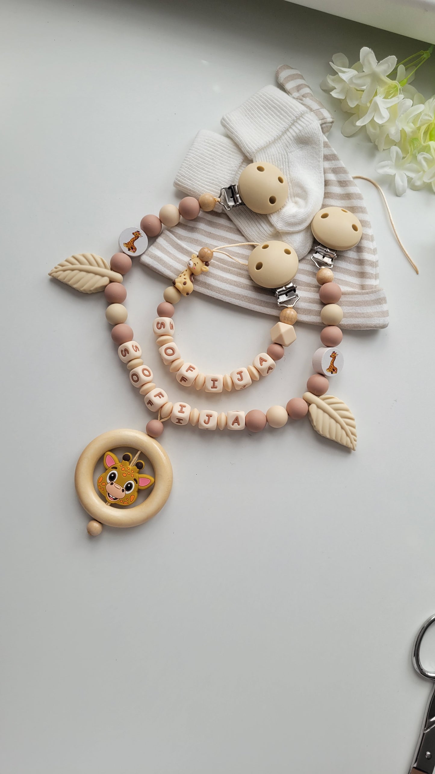 „Personalisierte Schnullerkette mit Giraffen-Motiv in Beige und Braun, handgemacht von JULEVI"